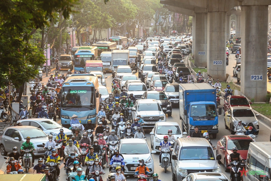 Người dân rời Hà Nội bắt đầu kỳ nghỉ lễ kéo dài